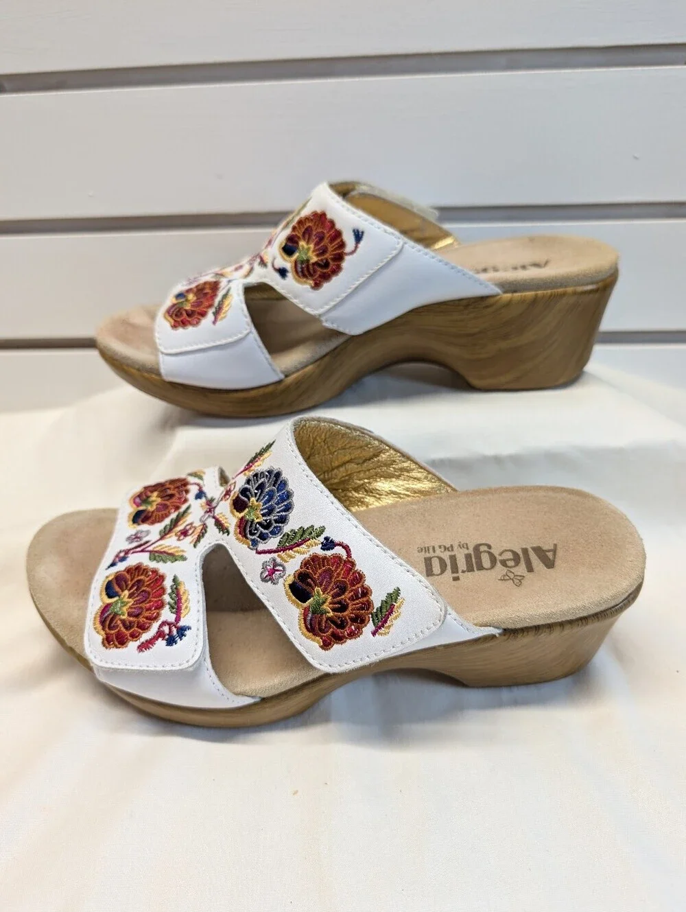 Alegria Linn-600N White Leather & Floral Embroidered Comfort Wedge Sz 39 = 8/8.5